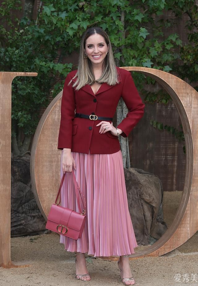 秋初流行一種穿法，叫“西裝+百褶裙”，顯瘦有氣質、網絡紅人都是會穿