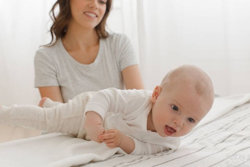 4-6個月寶寶姿勢能力咋營造？父親寶媽早知如此，輕松育兒教育不過時