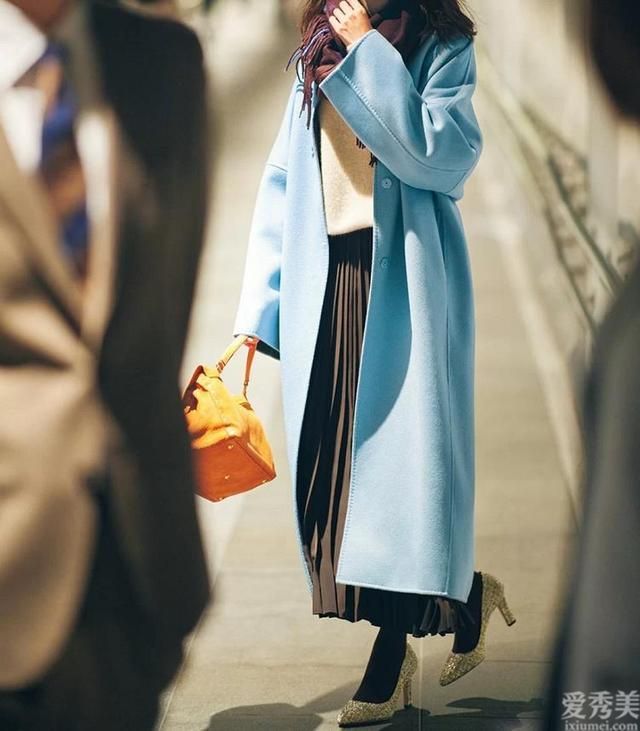 五十歲小個子女性穿著打扮要“謹慎”，霜降學日本國時尚博主那般搭，很顯瘦