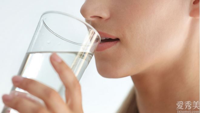 喝水愈多越好？錯，過多彌補，6大負面影響等著你！這6種具體表現要警覺