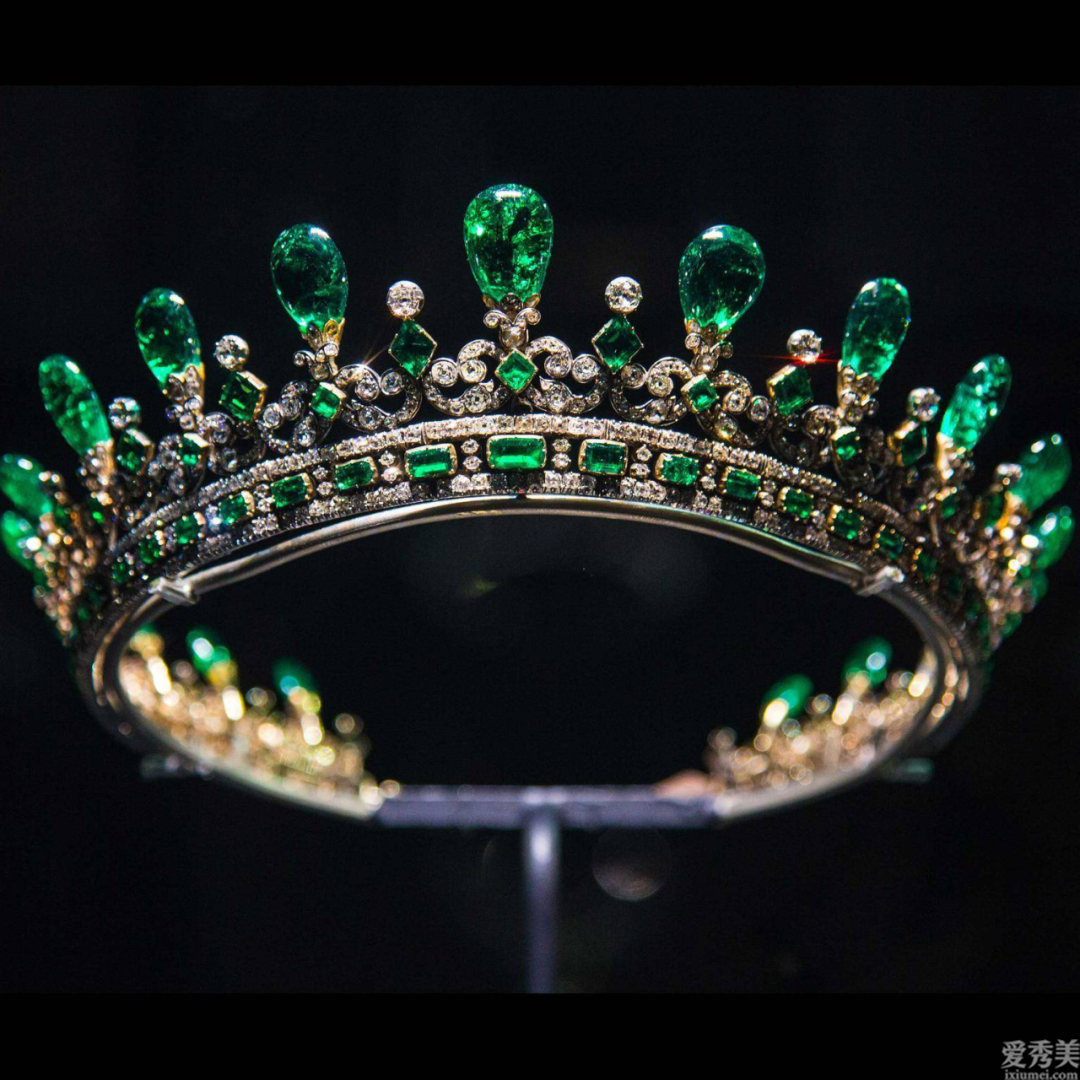 維秘女王的祖母綠休閑服，瓦塞爾公主的稀缺鉆石冠冕，誰更壕