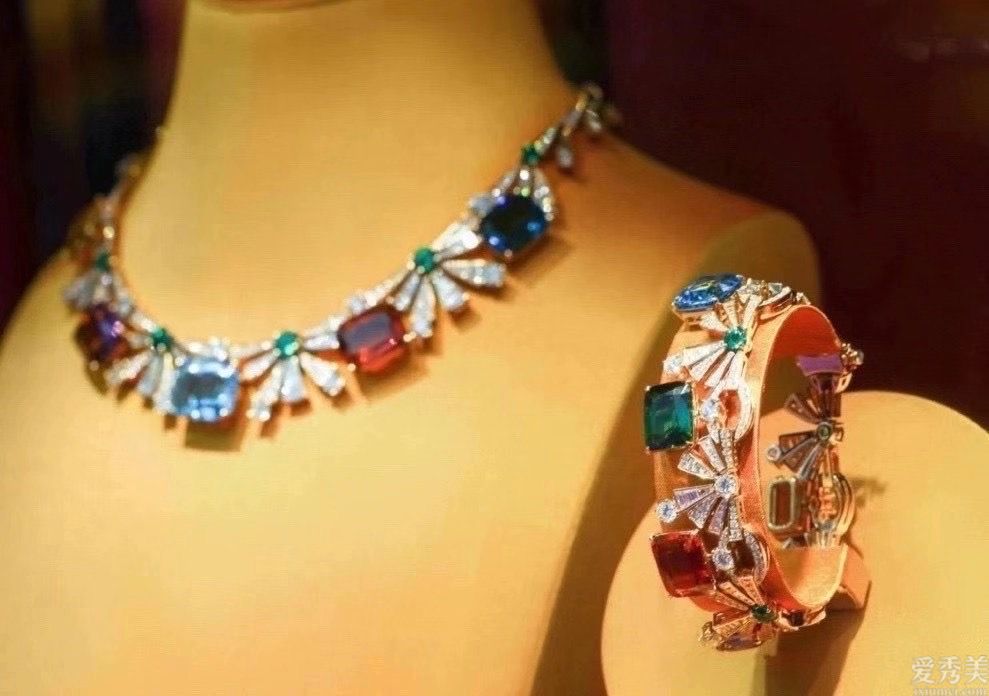 奢侈的珠寶首飾套鏈比頸鏈的質量更難，選石更嚴苛，變成最絢麗多彩的存有