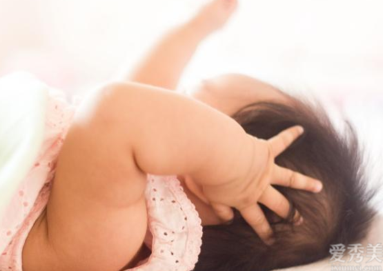 寶寶鐘愛抓耳朵，和6個原因有關，父母要妥善處理並重視
