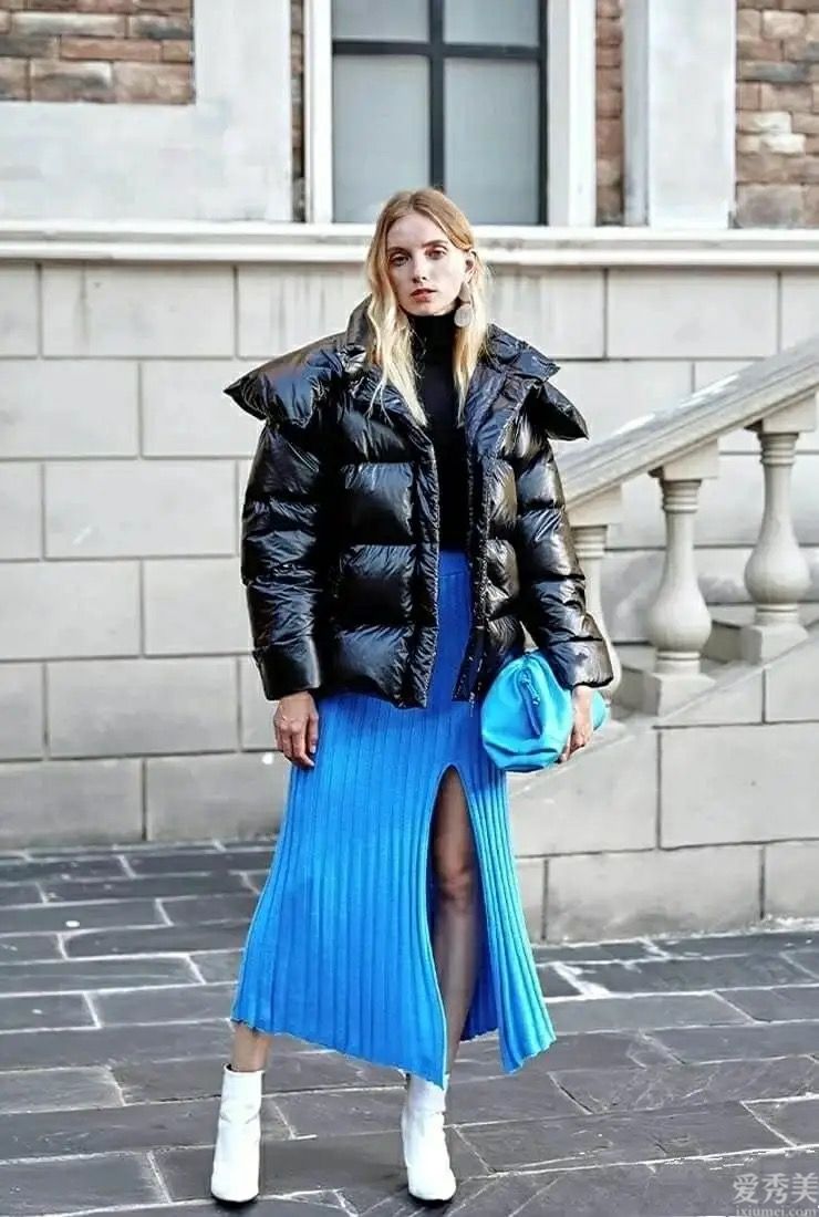 今年冬天爆火一種穿法，叫“棉服+半身長裙”，時尚潮流保暖，顯高顯大長腿