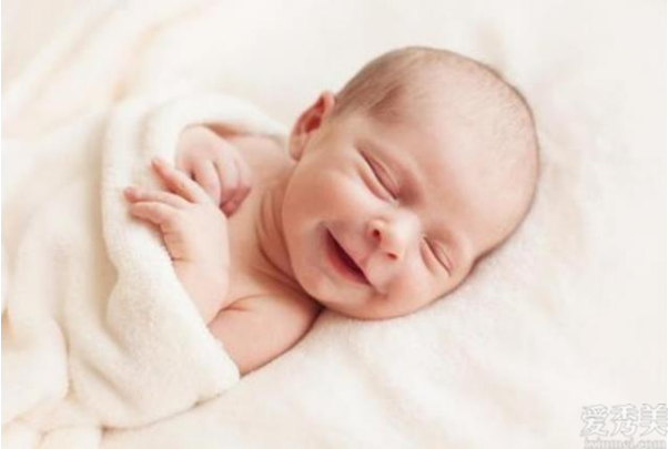寶寶會在睡覺時壞笑？關於新生兒的秘密，初學者父母都掌握過嗎