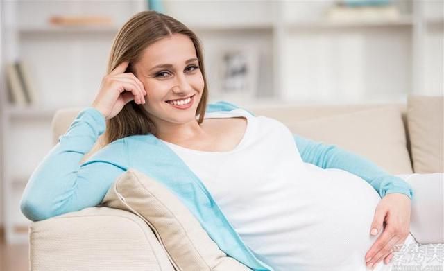 為何到瞭懷孕後期，十個孕媽媽九個腿部水腫？醫師：搞好這種可減輕
