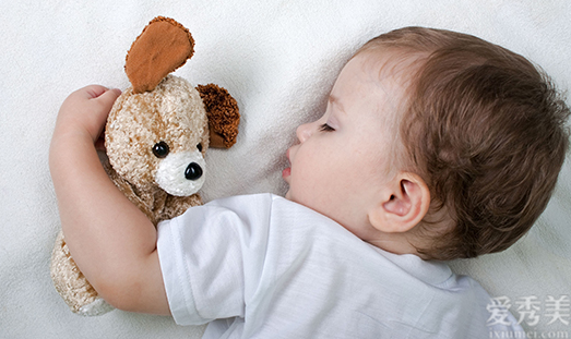 訓煉嬰兒睡覺整覺有黃金期，把握住前一百天的機遇，媽媽也可以睡得香
