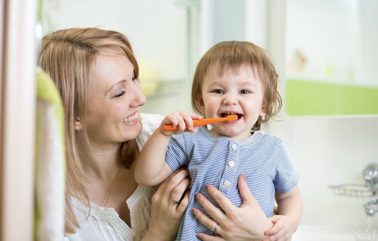 小寶寶多少逐漸刷牙漱口？許多爸爸媽媽深陷瞭三個“錯誤觀念”，怪不得娃長蛀齒